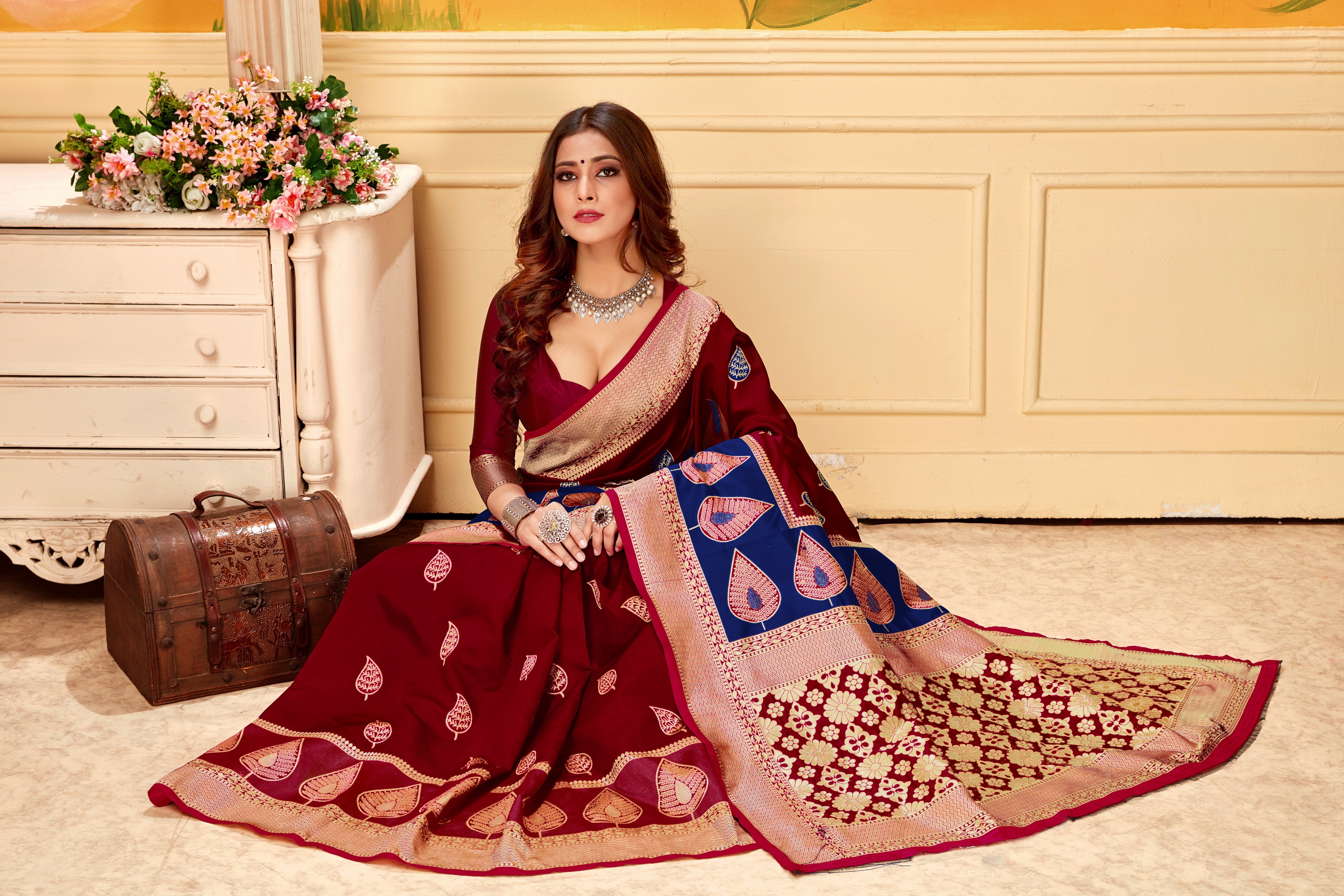 Banarasi Weaving Lichi Silk Saree Tenuous Body Work