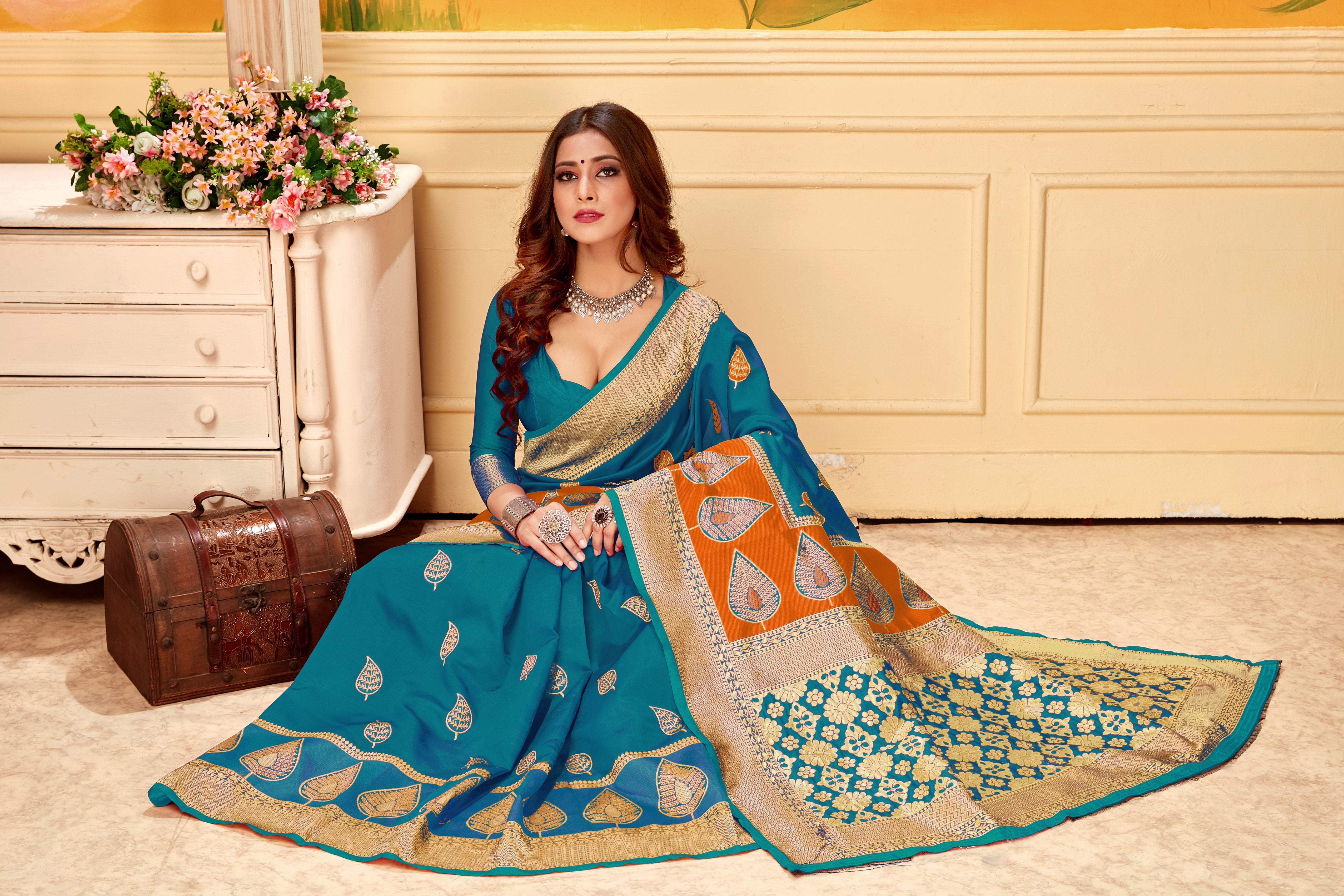 Banarasi Weaving Lichi Silk Saree Tenuous Body Work